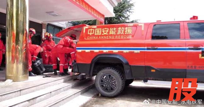 西藏泥石流救援现场 多方力量紧急驰援